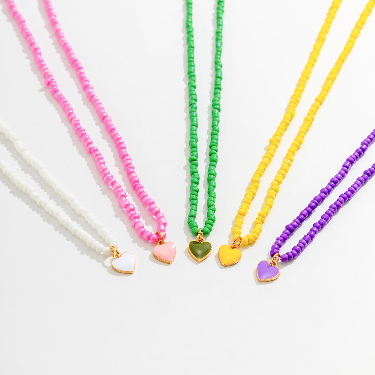 Collana con ciondolo a cuore in lega smaltata in stile fattoria minimalista da donna con design monostrato di perline colorate