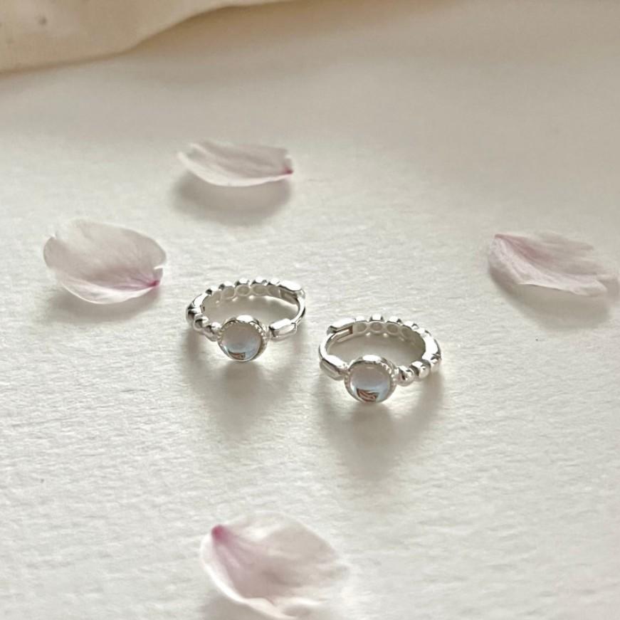 Pendientes minimalistas de fresa con cristal en plata de ley 925 con engaste micro-pavé
