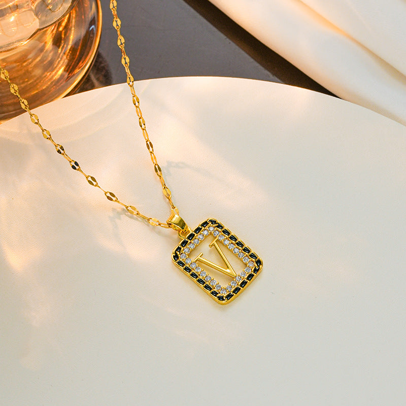 Collar cuadrado vintage de acero de titanio con letra V, incrustaciones de oro PVD y cadena de ondas de agua para mujer
