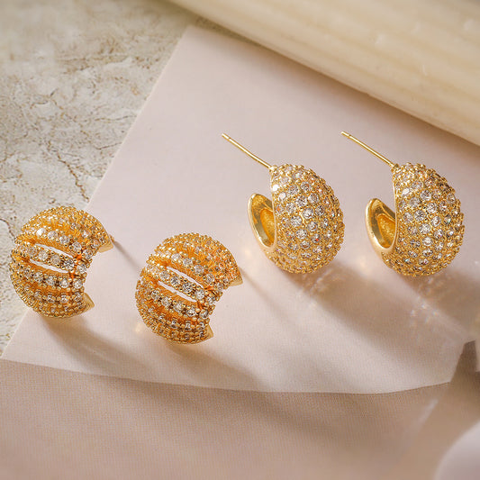 Orecchini geometrici a C minimalisti da donna con base in rame e placcatura in oro 18K, accento in zirconia micro-incastonata