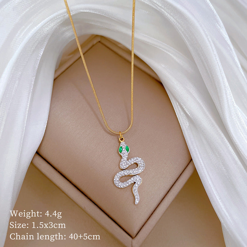 Collana Pendente Minimalista Serpente Occhi Verdi in Acciaio al Titanio per Donne e Uomini, Stile Medaglione Geometrico con Catena Clavicola Placcata Oro