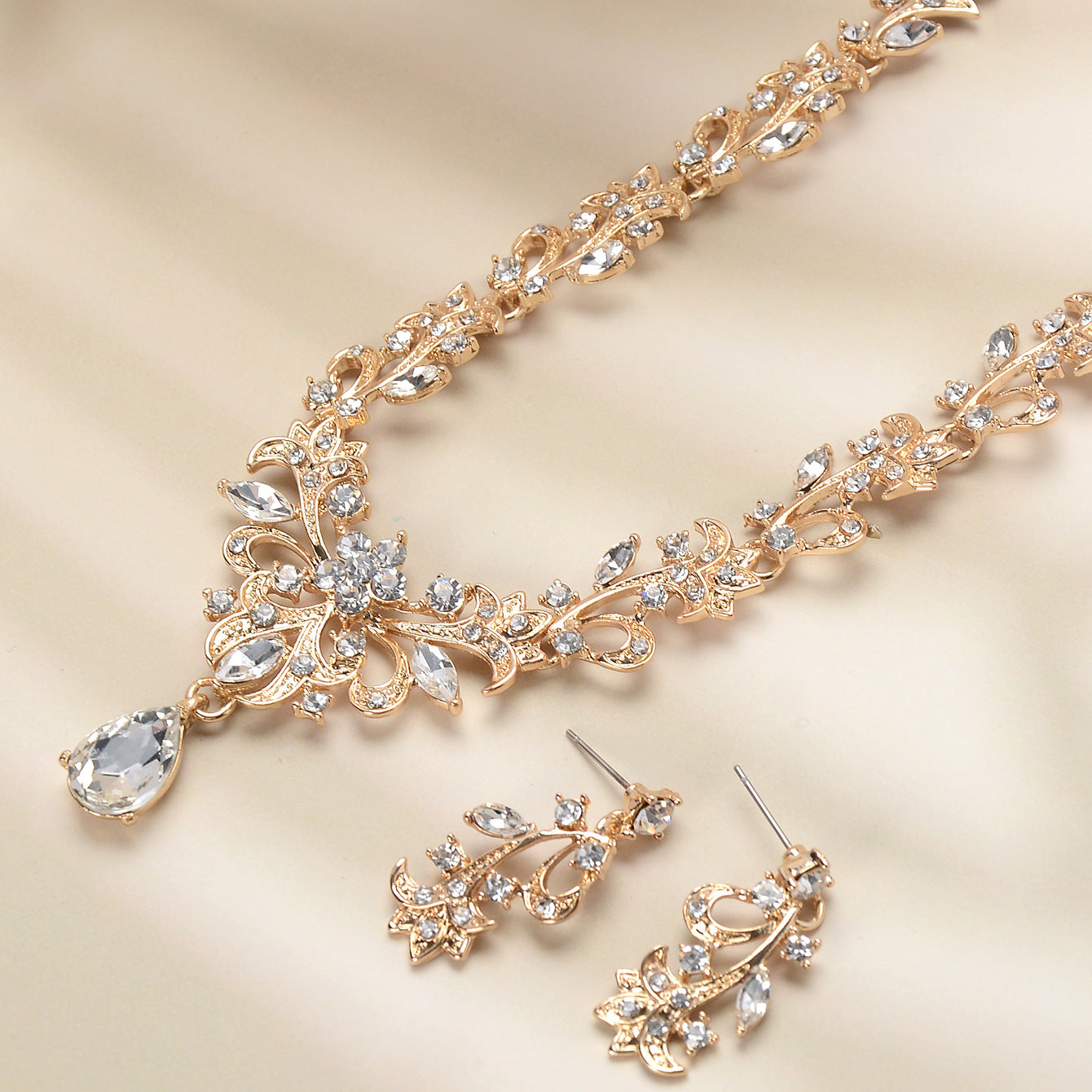 Parure di gioielli da sposa: collana e orecchini in lega con strass intarsiati e ciondolo di cristallo, stile floreale, dolce ed elegante