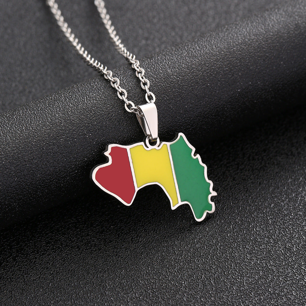 Collar con colgante de mapa geométrico minimalista de Guinea en acero inoxidable con dije de acero de titanio y acabado galvanizado para uso casual unisex