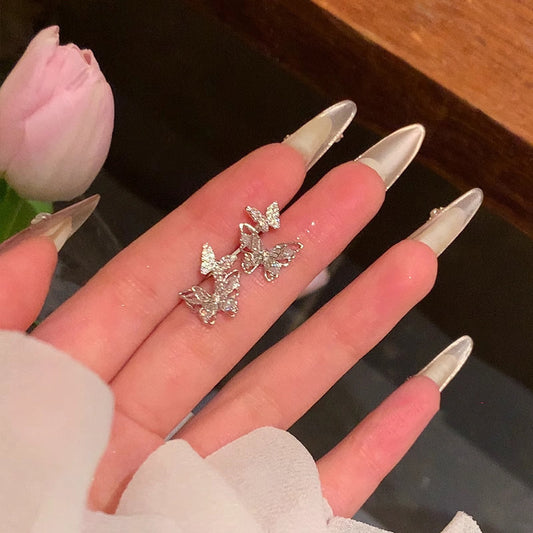 Pendientes minimalistas de mariposa de cobre chapado con postes de acero inoxidable para mujer