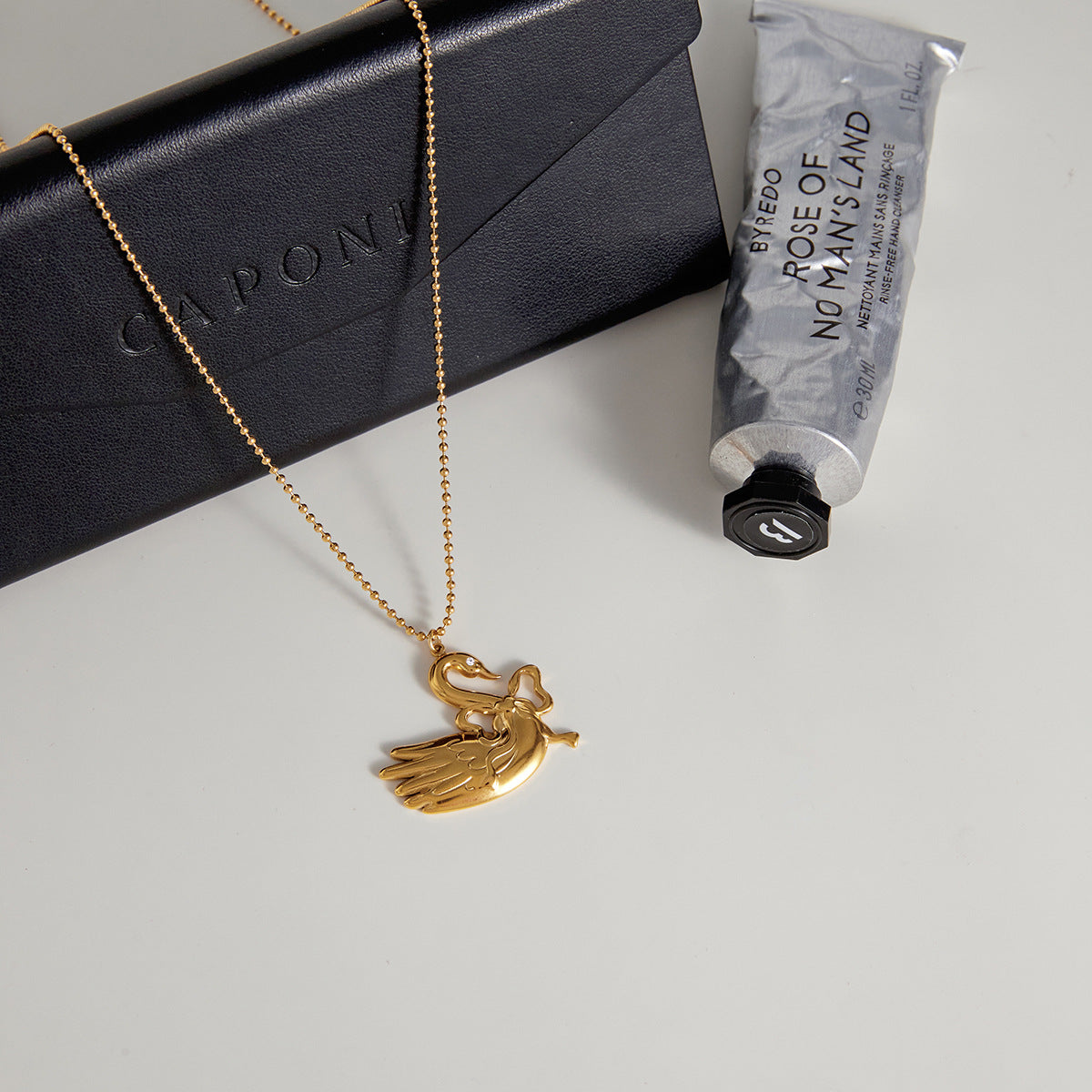 Collana da donna elegante a forma di cigno in acciaio al titanio con placcatura in oro sottovuoto PVD, catena clavicola in acciaio inossidabile dal design geometrico