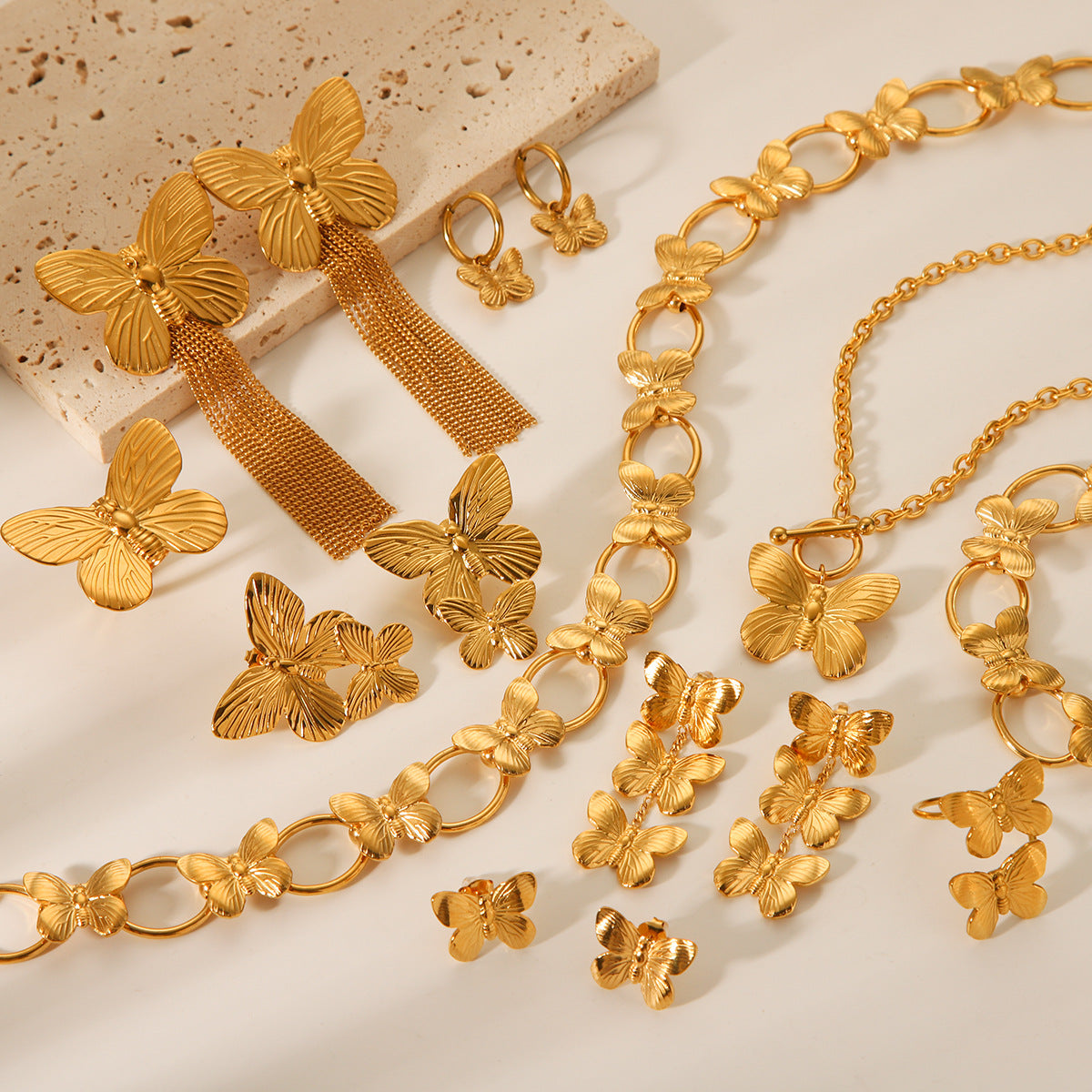 Collana pendente a farfalla vintage da donna in acciaio inossidabile con finitura galvanizzata, design geometrico e ispirato agli insetti