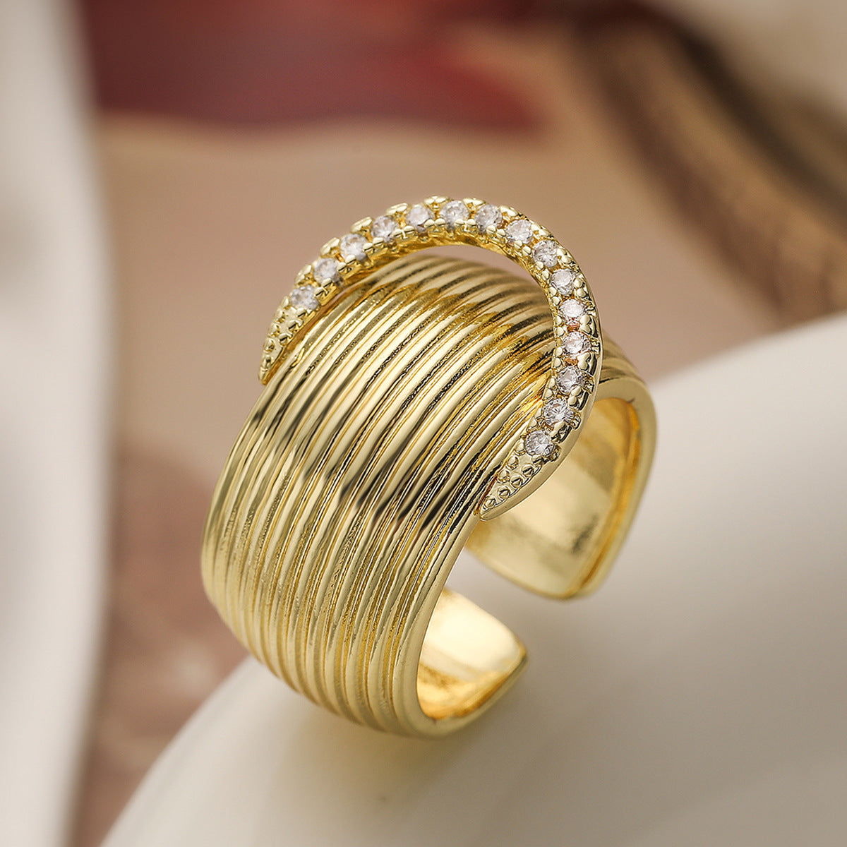 Anello a Fascia Larga Geometrico Minimalista da Donna in Ottone con Placcatura in Oro 18K e Intarsio di Zirconi