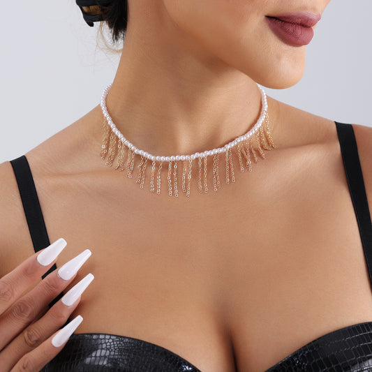 Collar con colgante minimalista de perlas geométricas para mujer, con cadena fina bañada en oro y diseño a la altura de la clavícula