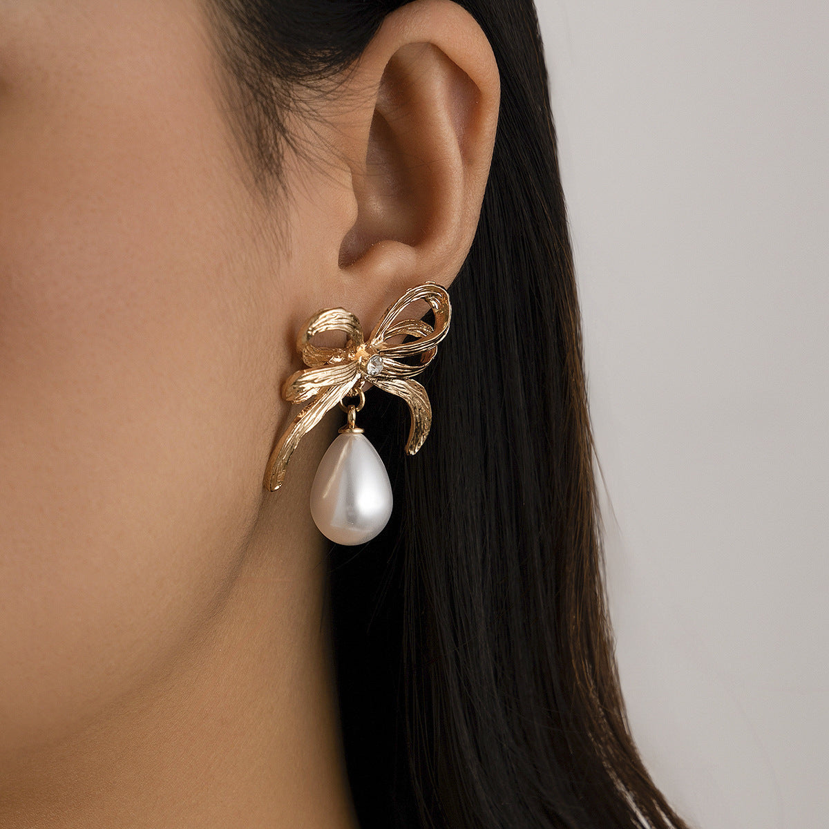 Collana geometrica in lega con fiocco e perle imitate, catena placcata per donna