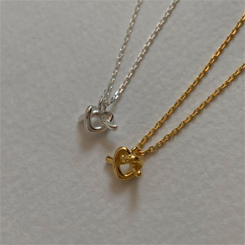 Collana con Chiave a Cuore Annodato dal Tono Freddo Minimalista in Argento Sterling 925 con Accenti Geometrici su Catena Box