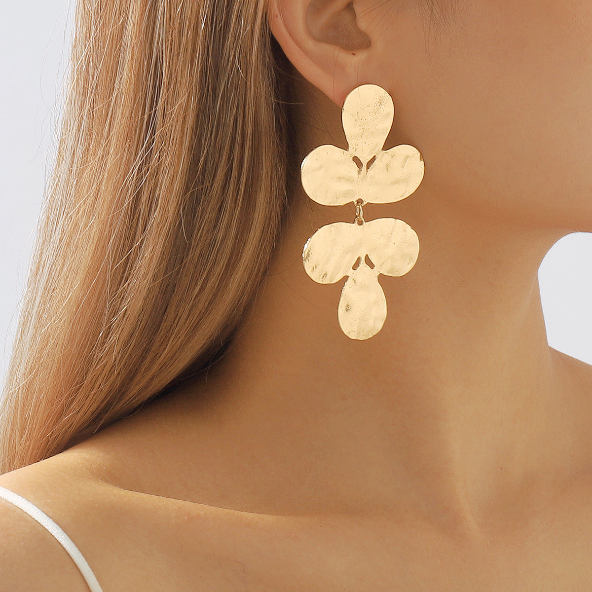 Pendientes de aleación con diseño floral geométrico dulce y atrevido, acabado chapado y colgante de trébol para mujer