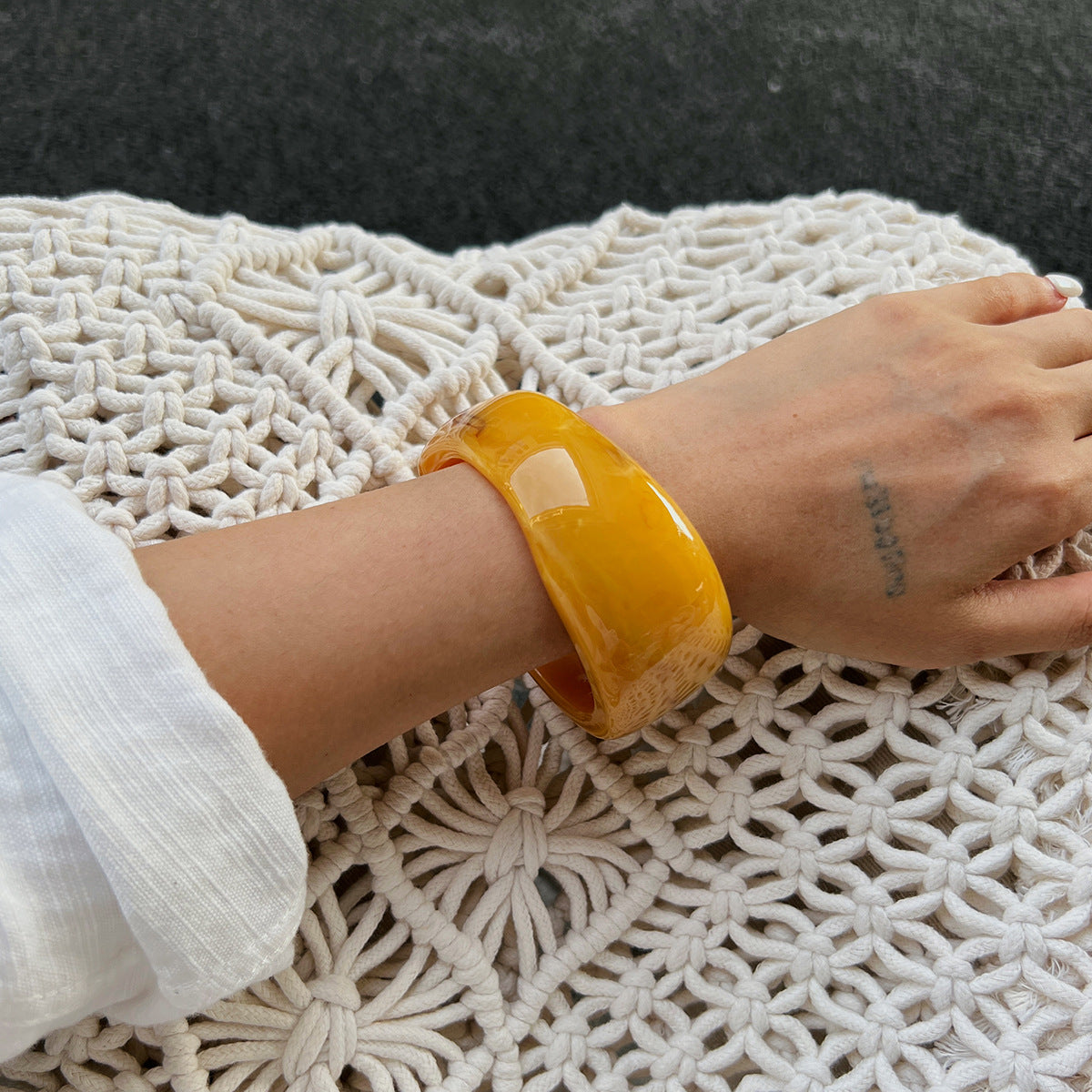 Bracciale Audace Geometrico in Acrilico da Donna con Design Ombré Irregolare e Stile Artistico Unico