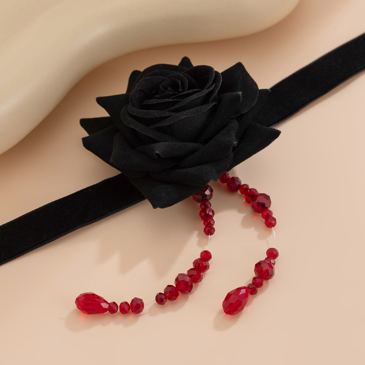 Girocollo in Tessuto Punk Gothic Dolce con Ciondolo a Goccia di Sangue, Design Floreale a Rosa e Dettagli Nappa per Donne