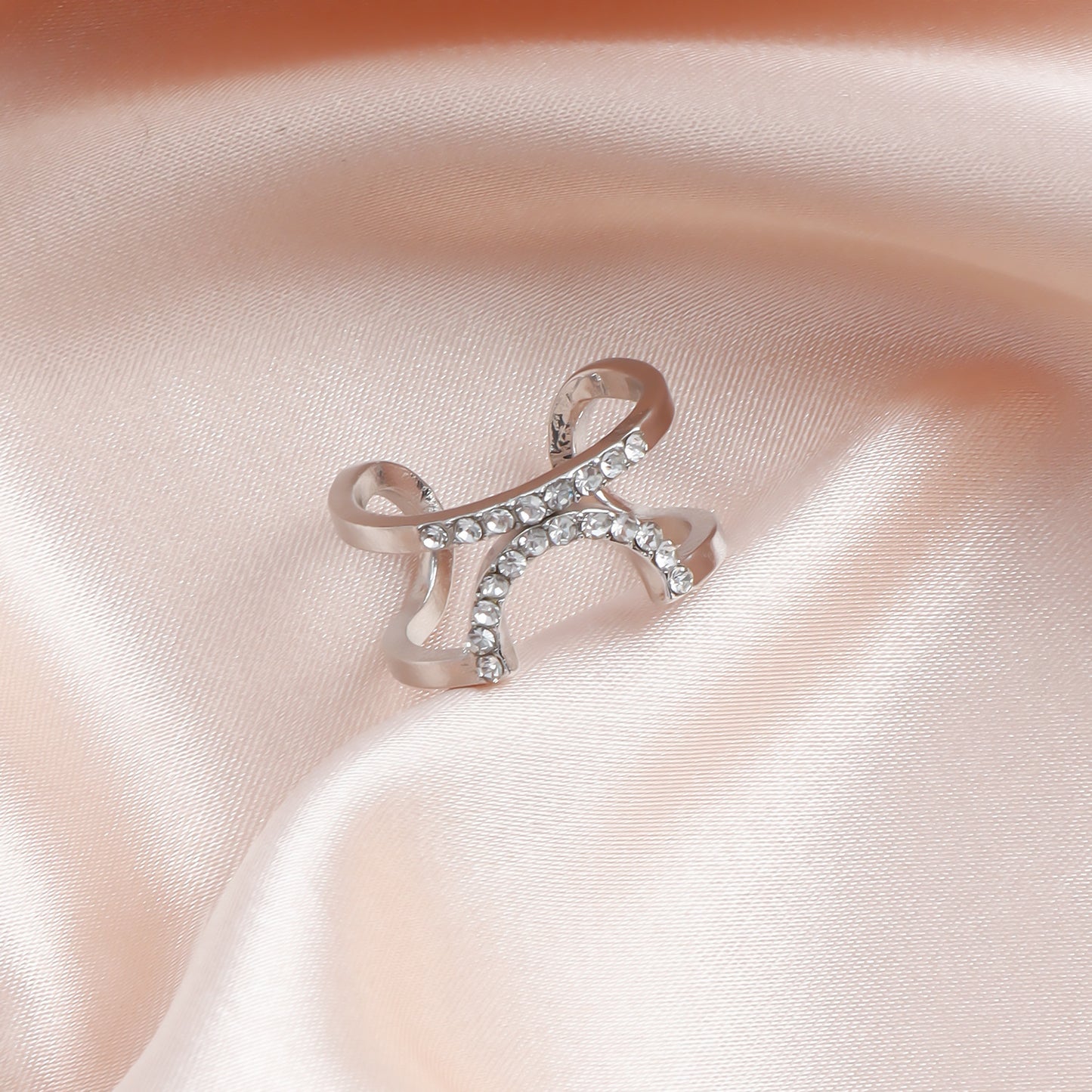 Anillo abierto de lujo geométrico con diamantes de imitación para mujer con acabado de metal chapado y diseño en forma de U