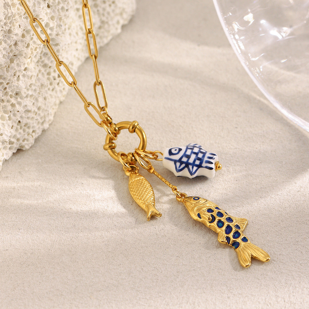 Collana con ciondolo a forma di pesce geometrico, stile lusso leggero, placcata oro 18 carati, chiusura a molla in acciaio inossidabile da donna