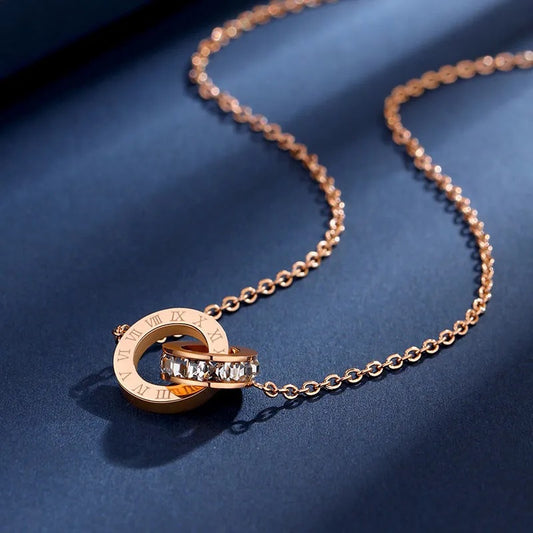 Collar con colgante geométrico de doble anillo de números romanos, de acero de titanio con baño de oro de 18K, minimalista