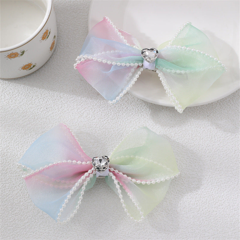 Pinza para el pelo de tul con diseño de arcoíris minimalista, lazo de perlas y acento de corazón para niños
