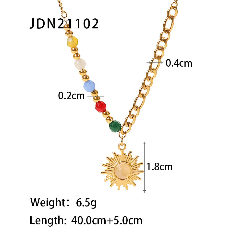Collar con colgante geométrico estilo INS de acero de titanio con acabado chapado en oro de 18 quilates, dije de sol de piedra natural ojo de gato y detalles de piedras coloridas