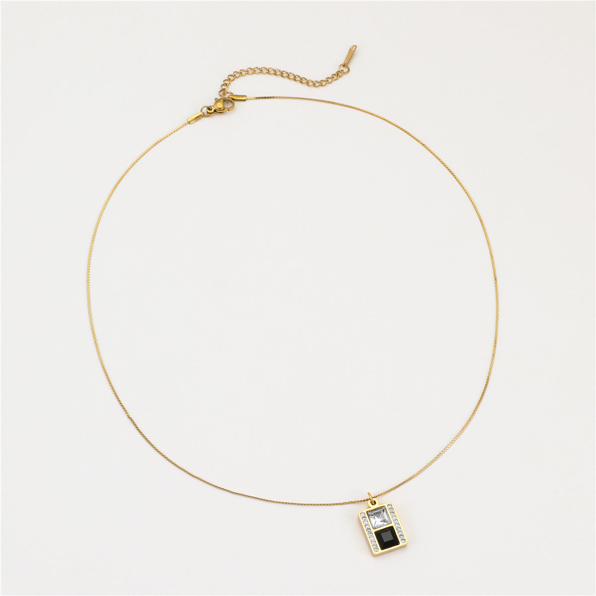 Collana da donna minimalista ed elegante in acciaio inossidabile con pendente rettangolare placcato in oro 18 carati