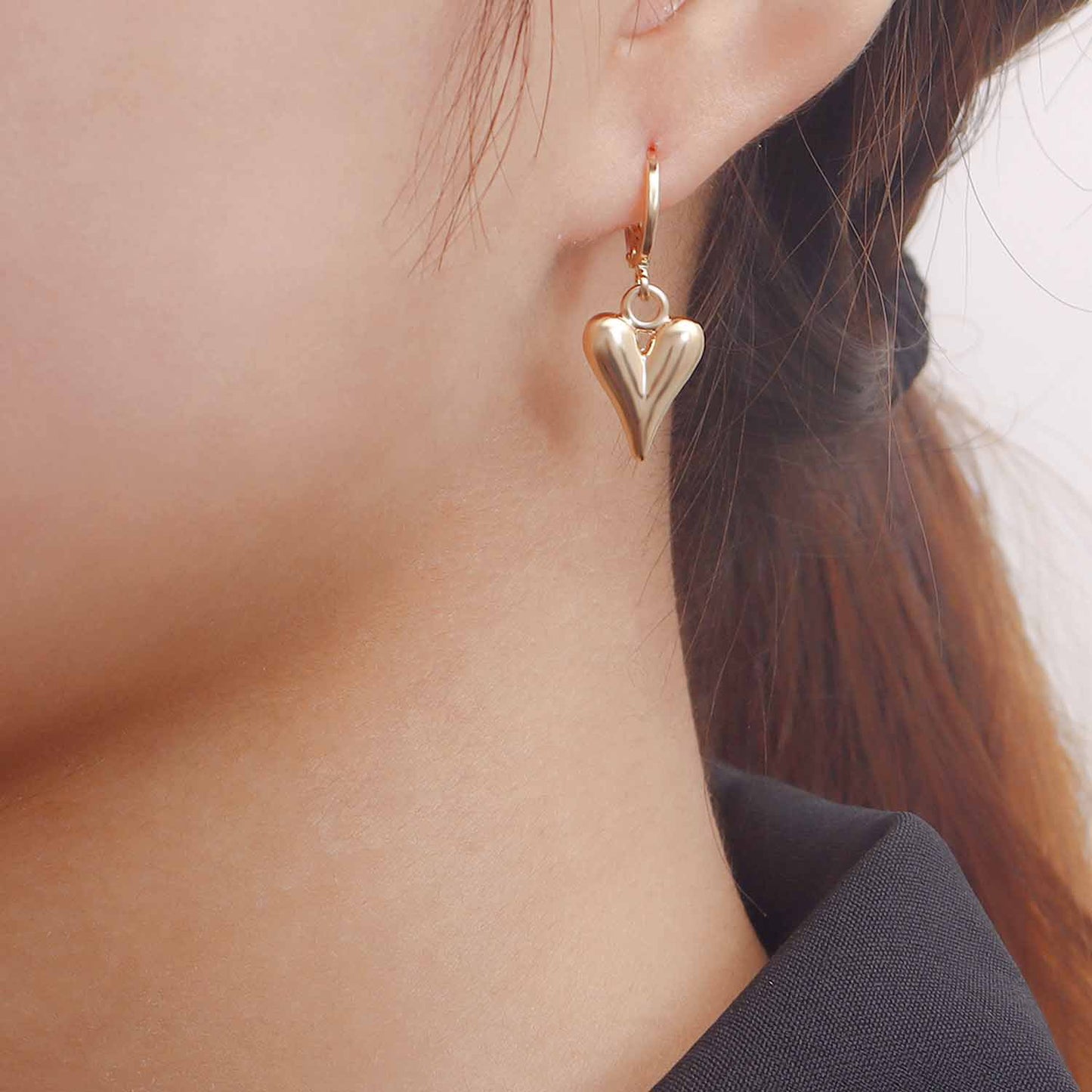 Pendientes minimalistas de aleación con baño de oro, esmaltados con diseño de flor geométrica para mujer