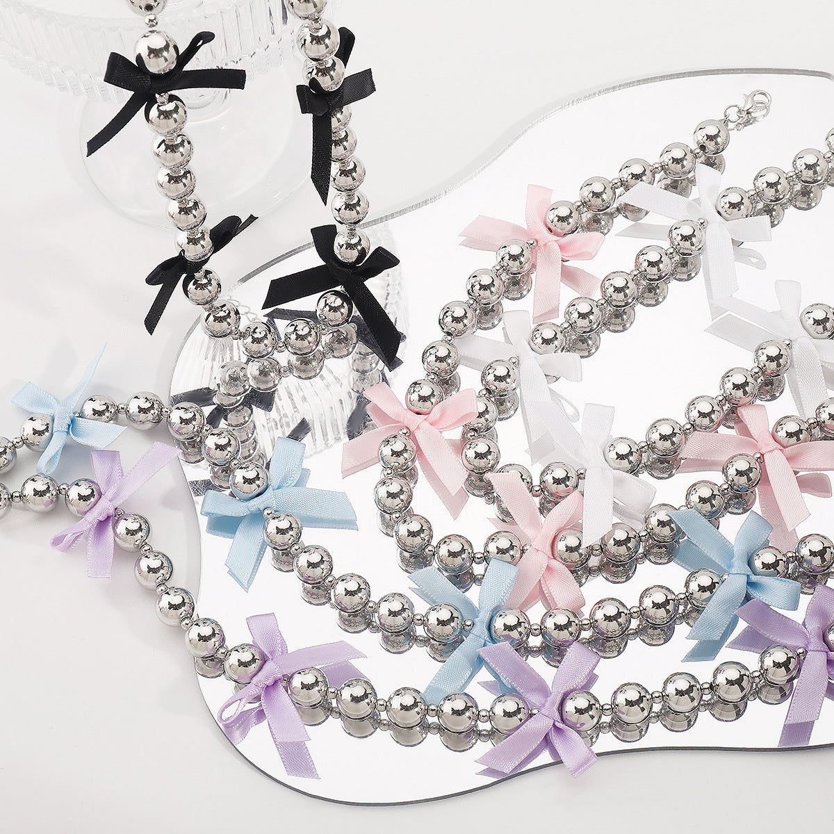 Collana pendente con fiocco dolce e audace per donna con lega e perle simulate su delicata catena a clavicola