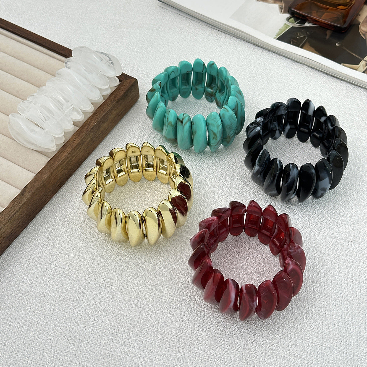 Pulsera de acrílico geométrica audaz con efecto jaspeado y banda flexible para mujer