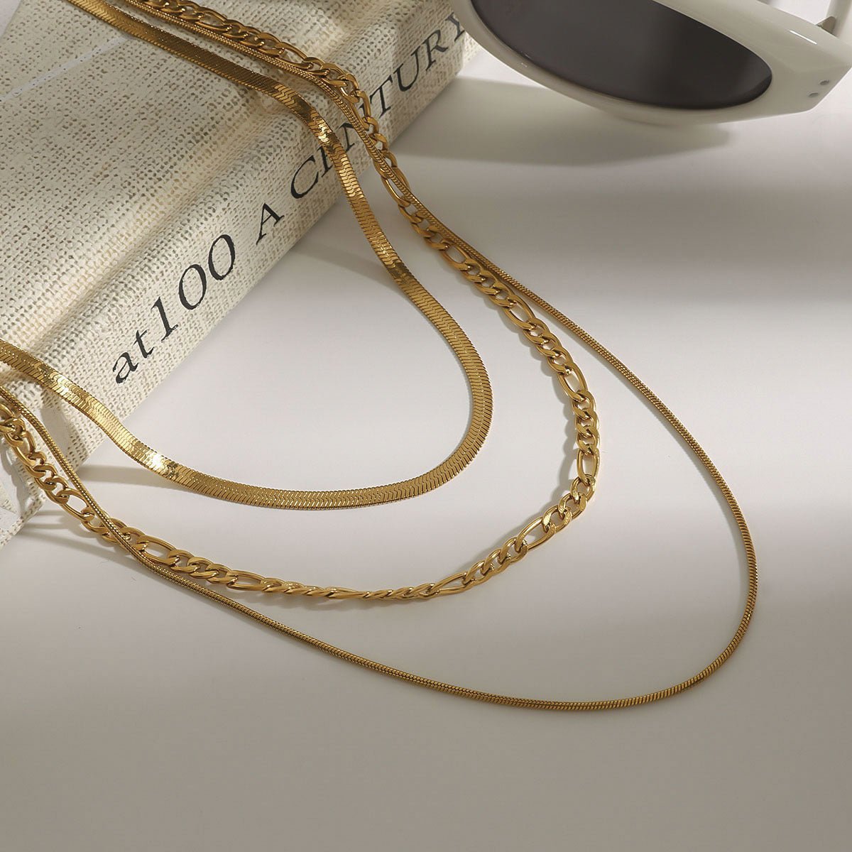 Collana stratificata geometrica in acciaio inossidabile con pendente in acciaio al titanio, elettroplaccata per un'eleganza resistente allo sbiadimento, catena minimalista alla clavicola alla moda per donna