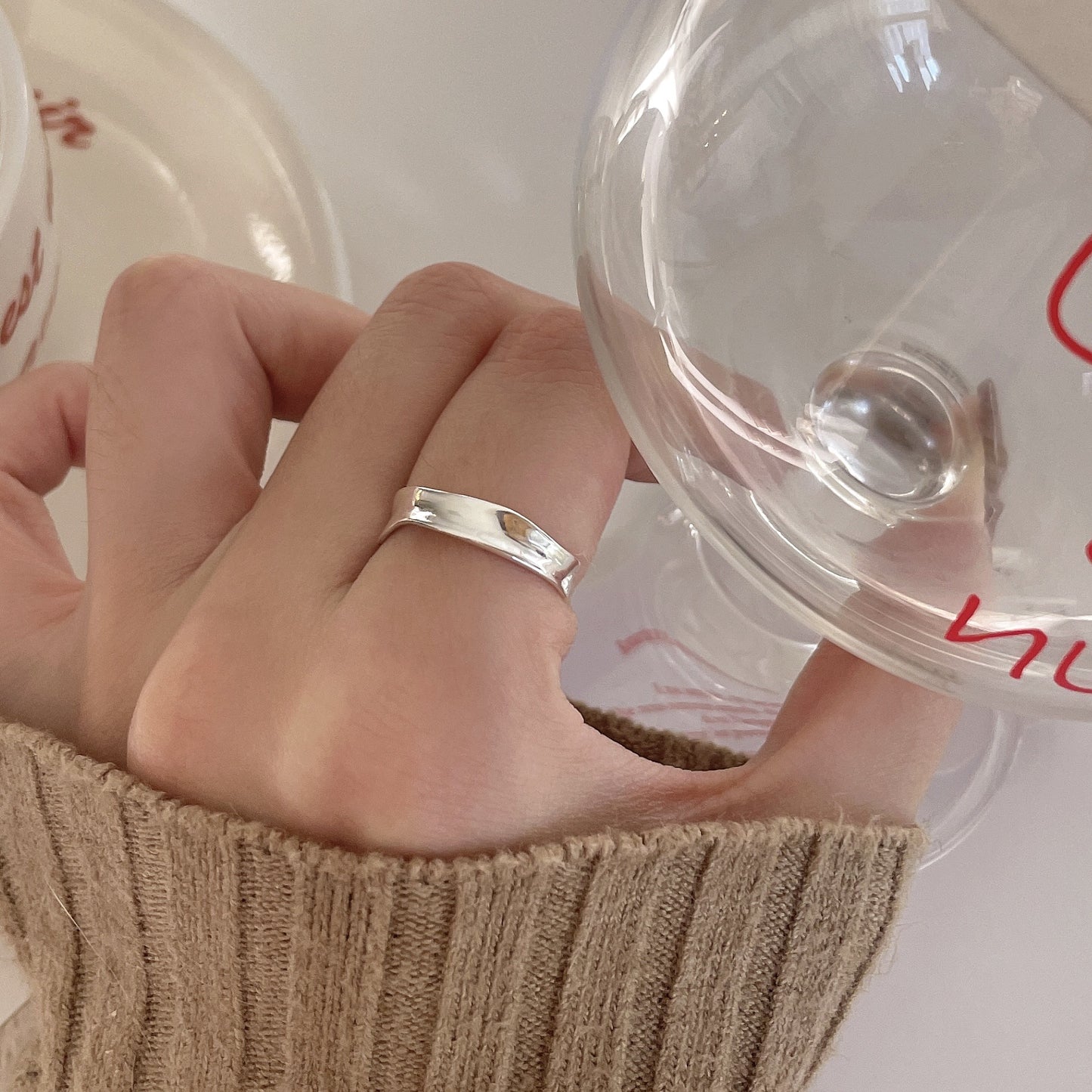 Anillo Minimalista de Plata de Ley S925 con Forma Geométrica Irregular para Mujer con Acabado Texturizado Brillo de Agua