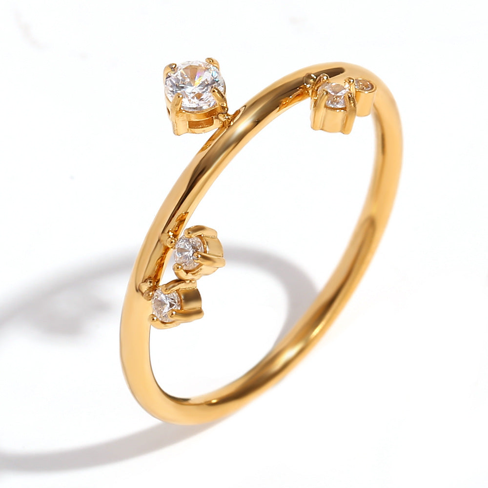 Anello da donna creativo in acciaio inossidabile geometrico con placcatura in oro 18 carati e strass bianchi microincastonati