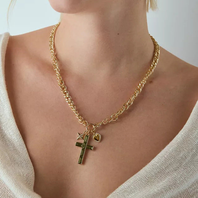 Collana con ciondolo a croce minimalista in acciaio al titanio con finitura galvanica per donna, delicata catena clavicola