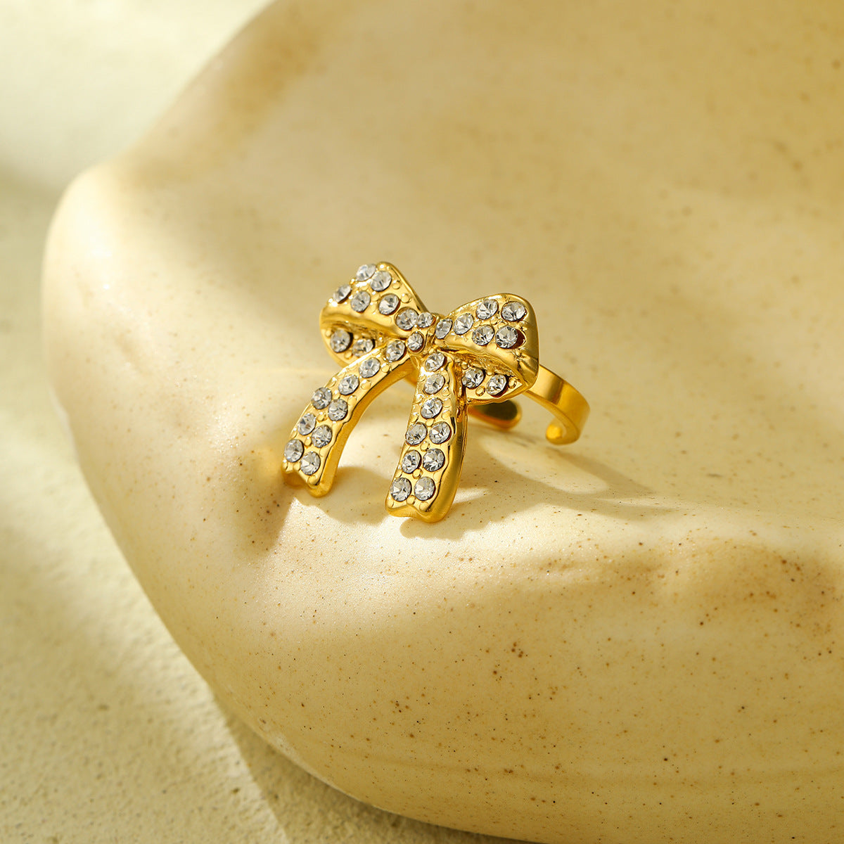 Orecchini di lusso da donna in acciaio al titanio a forma di fiocco con intarsio di strass completo e finitura placcata