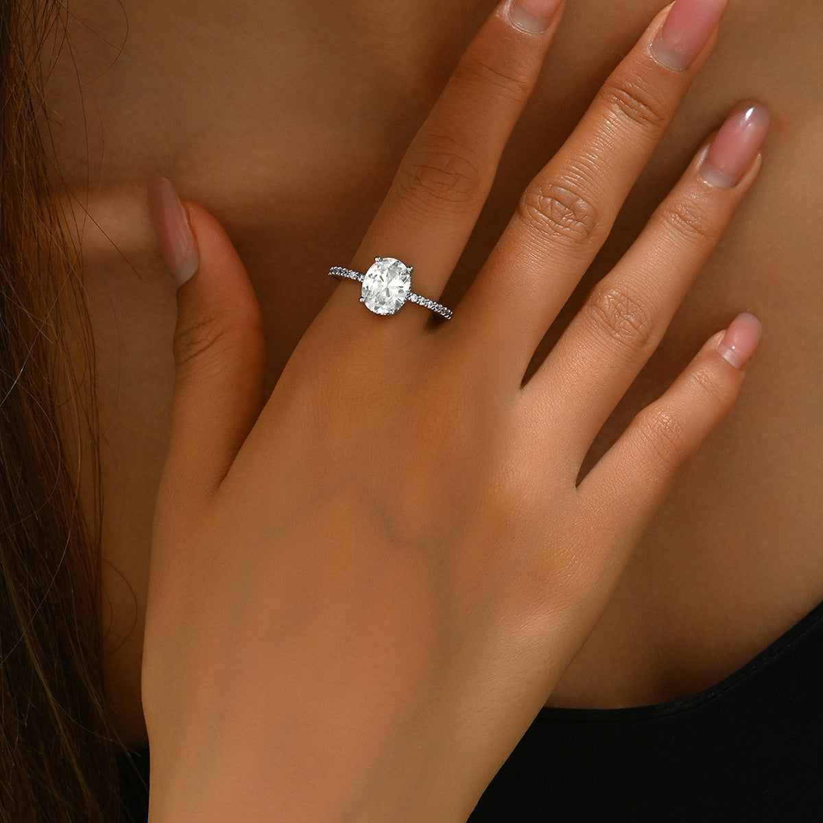 Anillo abierto ajustable minimalista dulce para mujer en cobre con incrustaciones de circonitas y diseño geométrico en forma de U