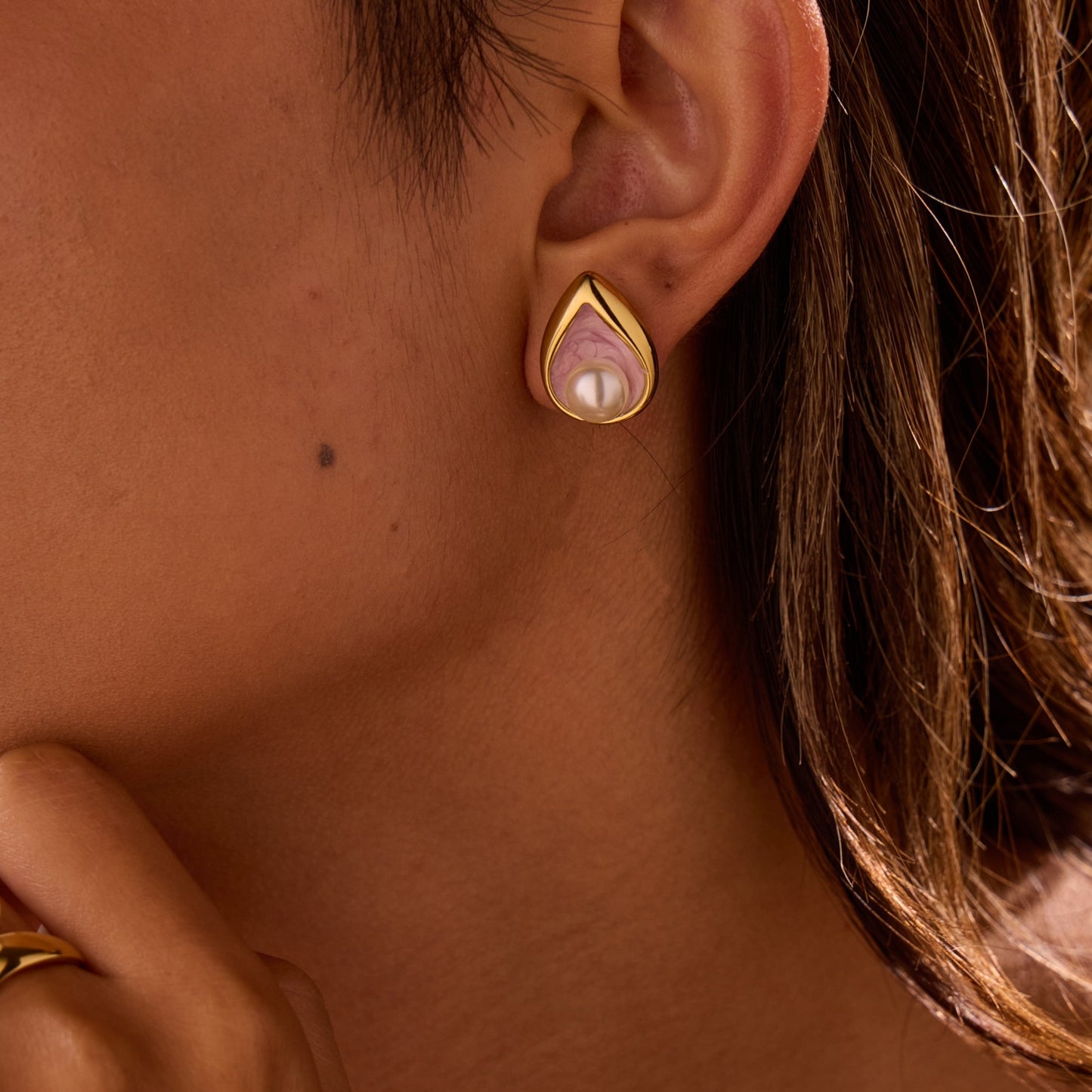 Orecchini da donna alla moda in acciaio inossidabile a forma di goccia d'acqua con accenti di perle e placcatura in oro 18 carati