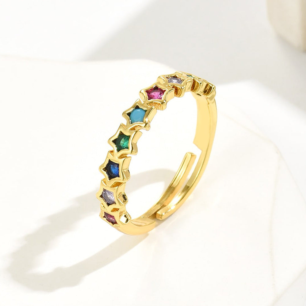 Anello a cuore geometrico aperto da donna con base in rame placcata in oro 18 carati e intarsi in zirconi arcobaleno
