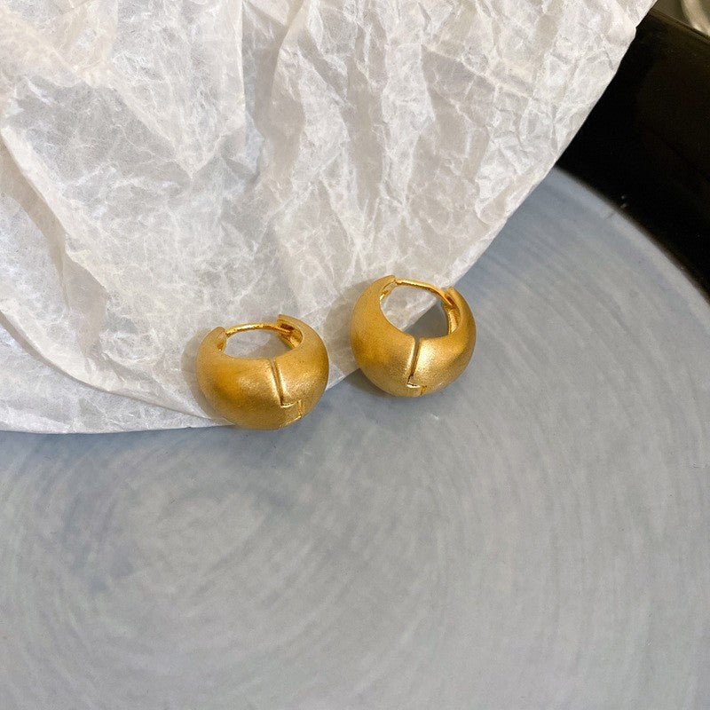 Pendientes asimétricos vintage con cabeza de león de metal con postes de acero bañados en plata para mujer