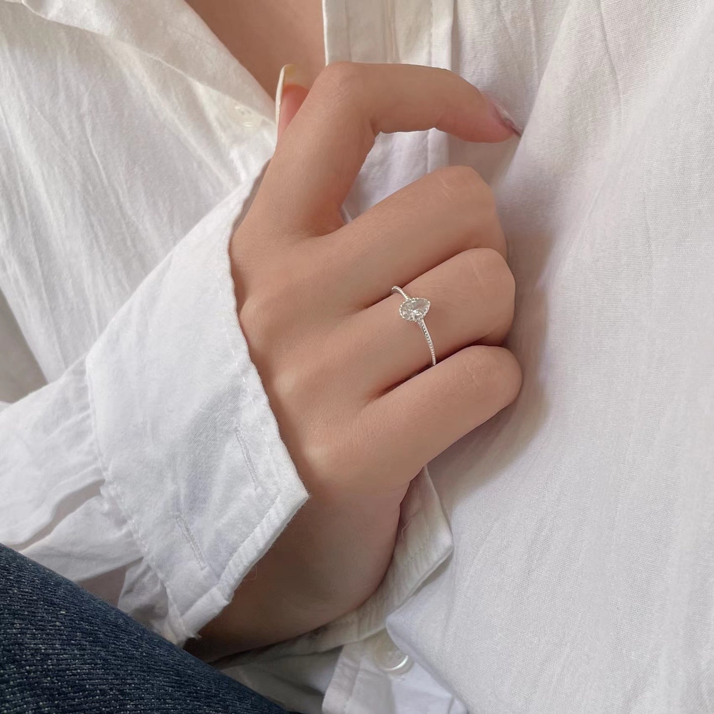 Anillo Minimalista de Plata con Incrustación de Circonita en Forma de Letra para Mujer, Banda de Plata Esterlina 925 con Acento en Forma de Lágrima