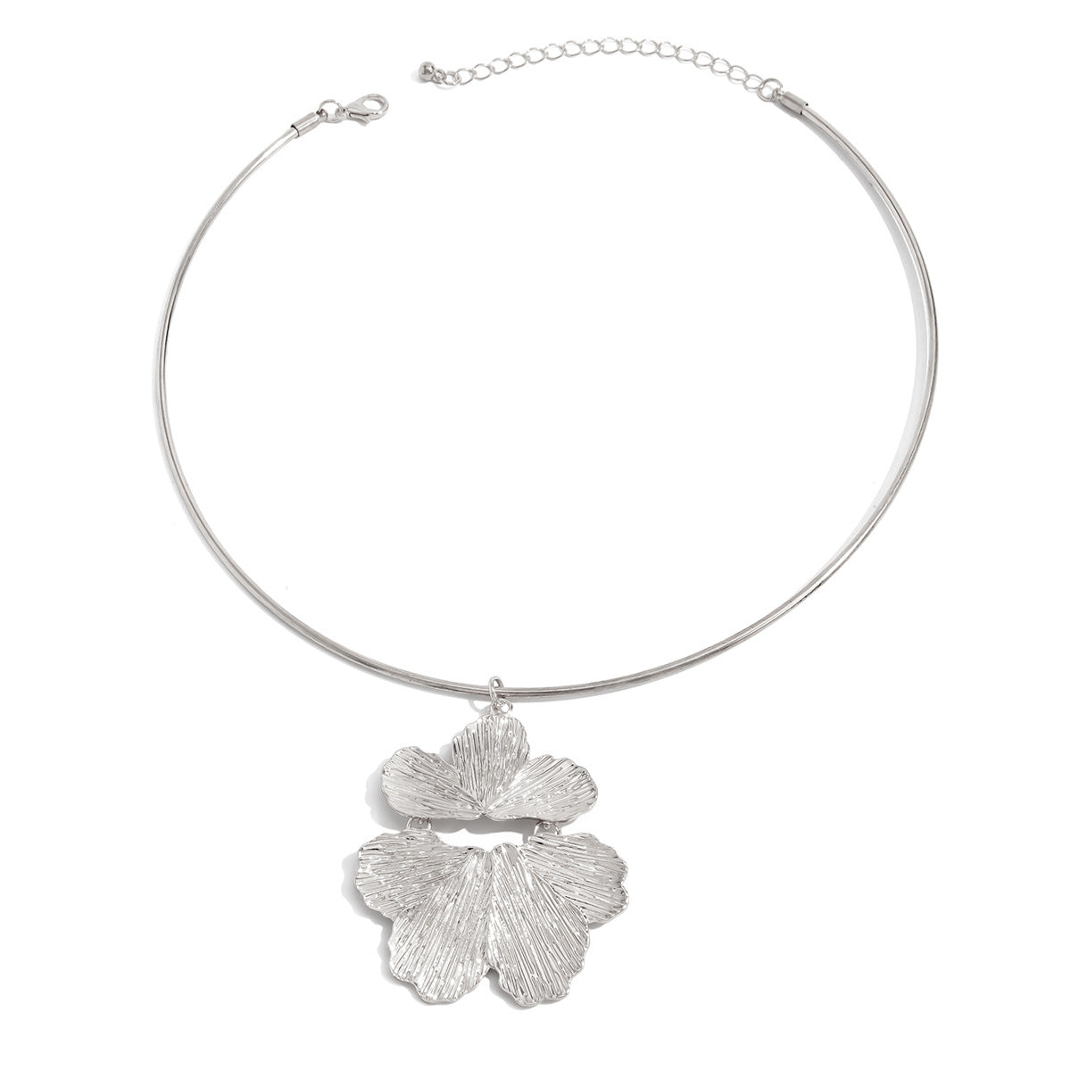 Collana con pendente in metallo liquido esagerato, floreale e geometrico, per donna, con texture martellata e finitura galvanica