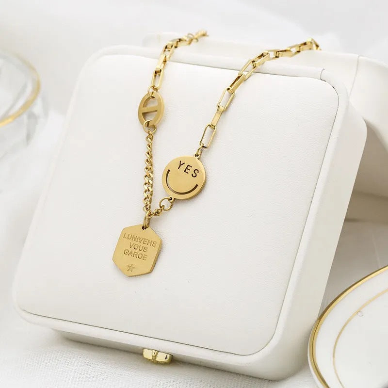 Collana Minimalista Esagonale con Lettere Sorriso da Donna in Acciaio al Titanio con Placcatura in Oro 14K su Catena a O