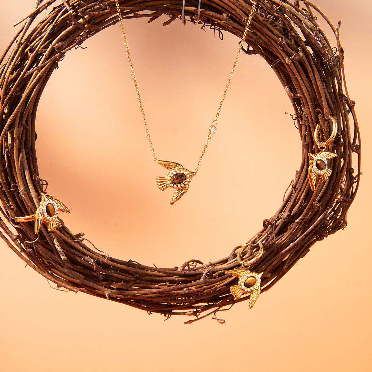 Set collana pendente minimalista con occhio di tigre, acciaio in titanio e intarsio placcato oro per donna