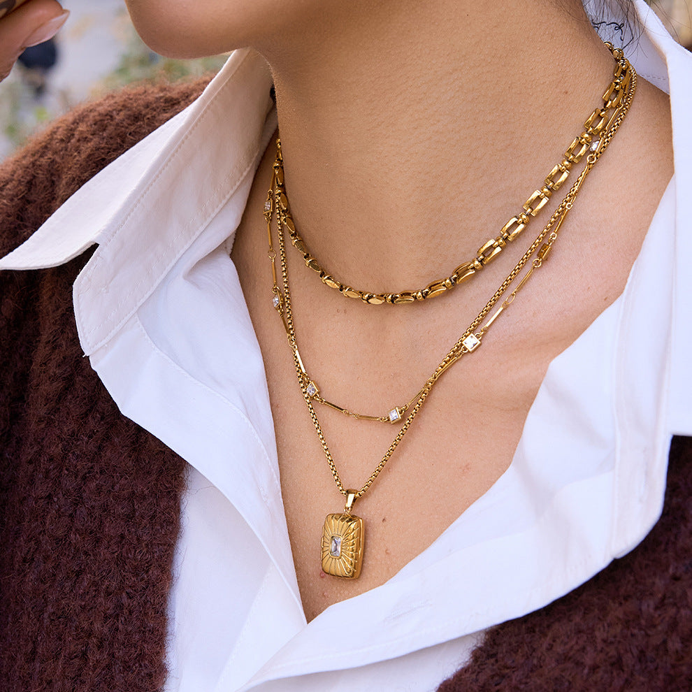 Collana pendente geometrica minimalista in acciaio al titanio con intarsio di strass e placcatura in oro PVD per donna