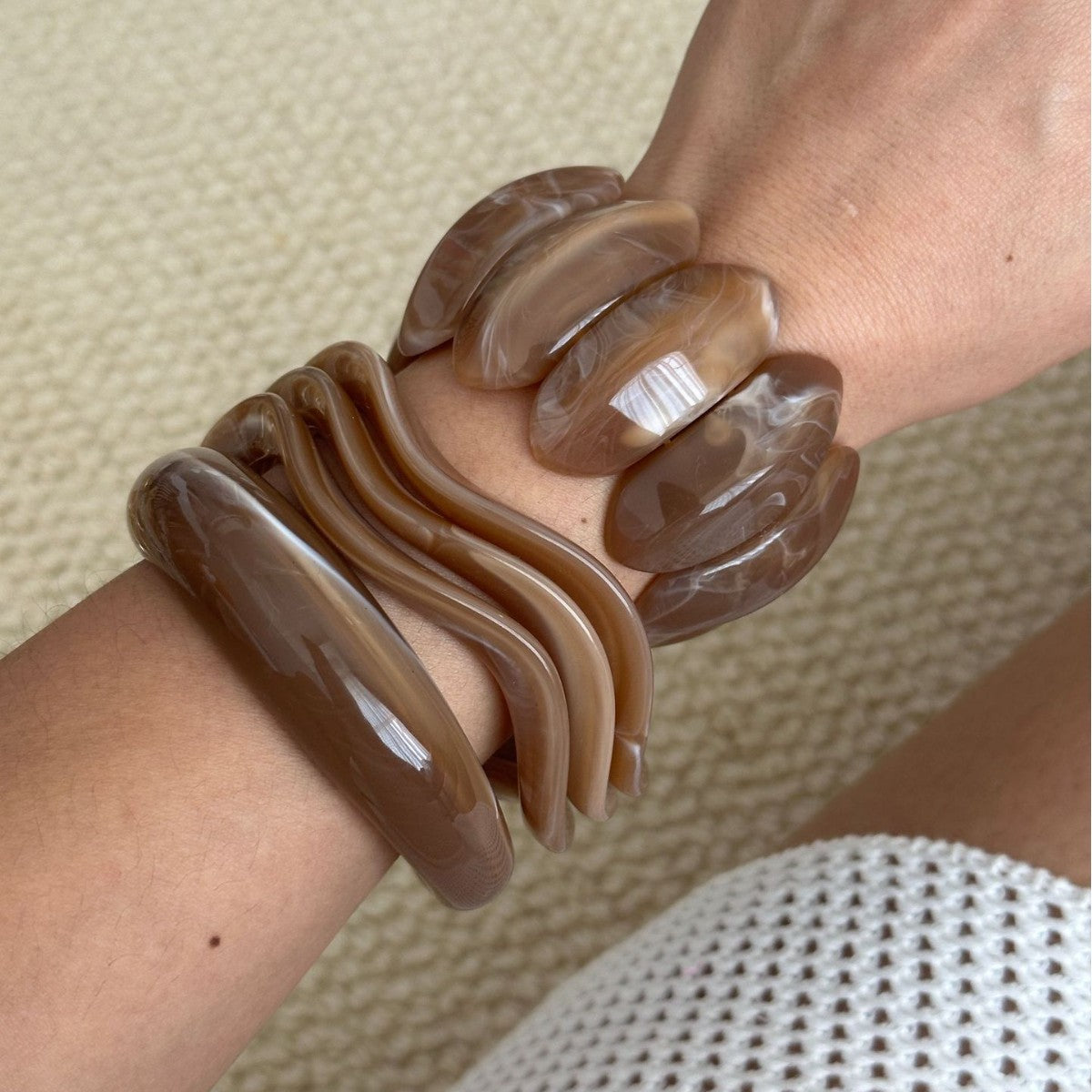 Bracciale a fascia aperta casual geometrico in resina acrilica con sfumatura a olio a goccia