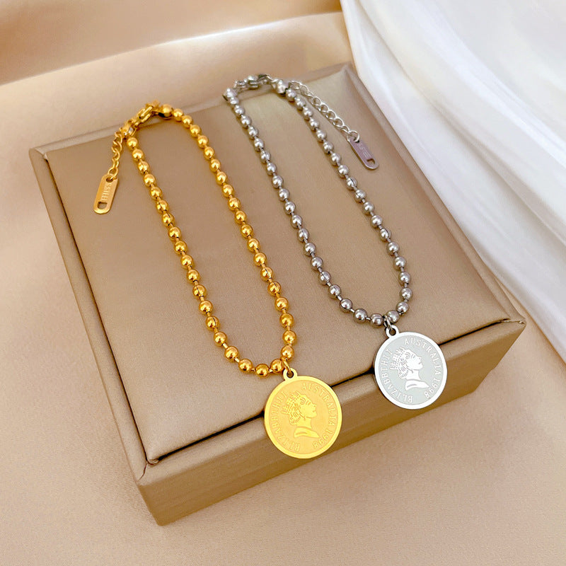 Pulsera minimalista de acero de titanio con amuleto de la suerte para mujer con diseño de zodíaco, detalles chapados en oro, textura ondulada y estilo dulce y fresco