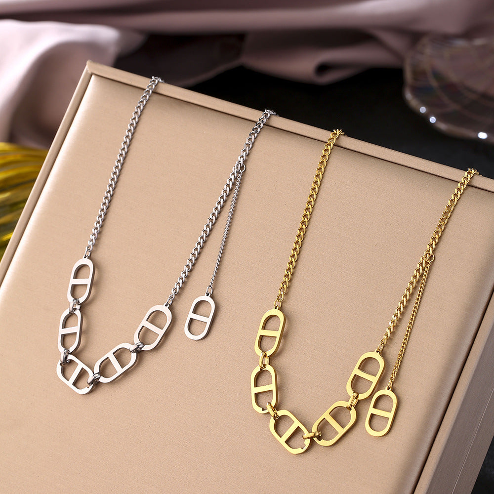 Collana alla Moda Minimalista con Ciondolo a Lettera in Acciaio al Titanio per Donna con Finitura Placcata e Design a Catena O