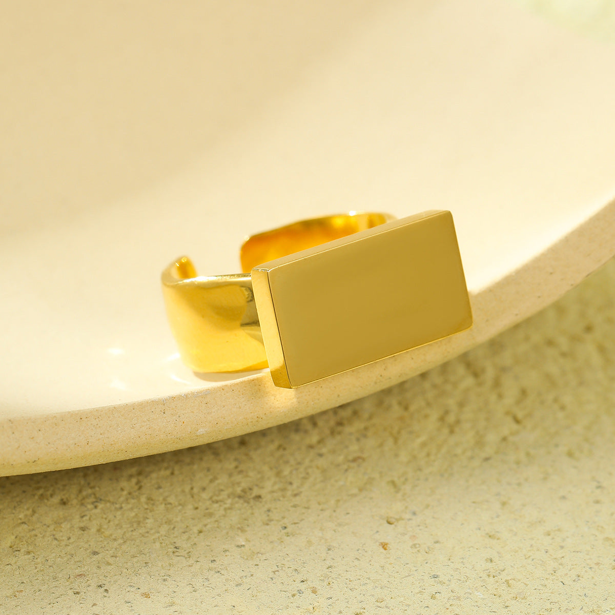 Anello da donna rettangolare di lusso minimalista in acciaio inossidabile placcato oro 18 carati