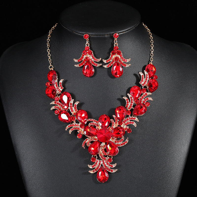 Juego de collar y pendientes de aleación floral vintage para mujer con acabado chapado y colgante en forma de corazón