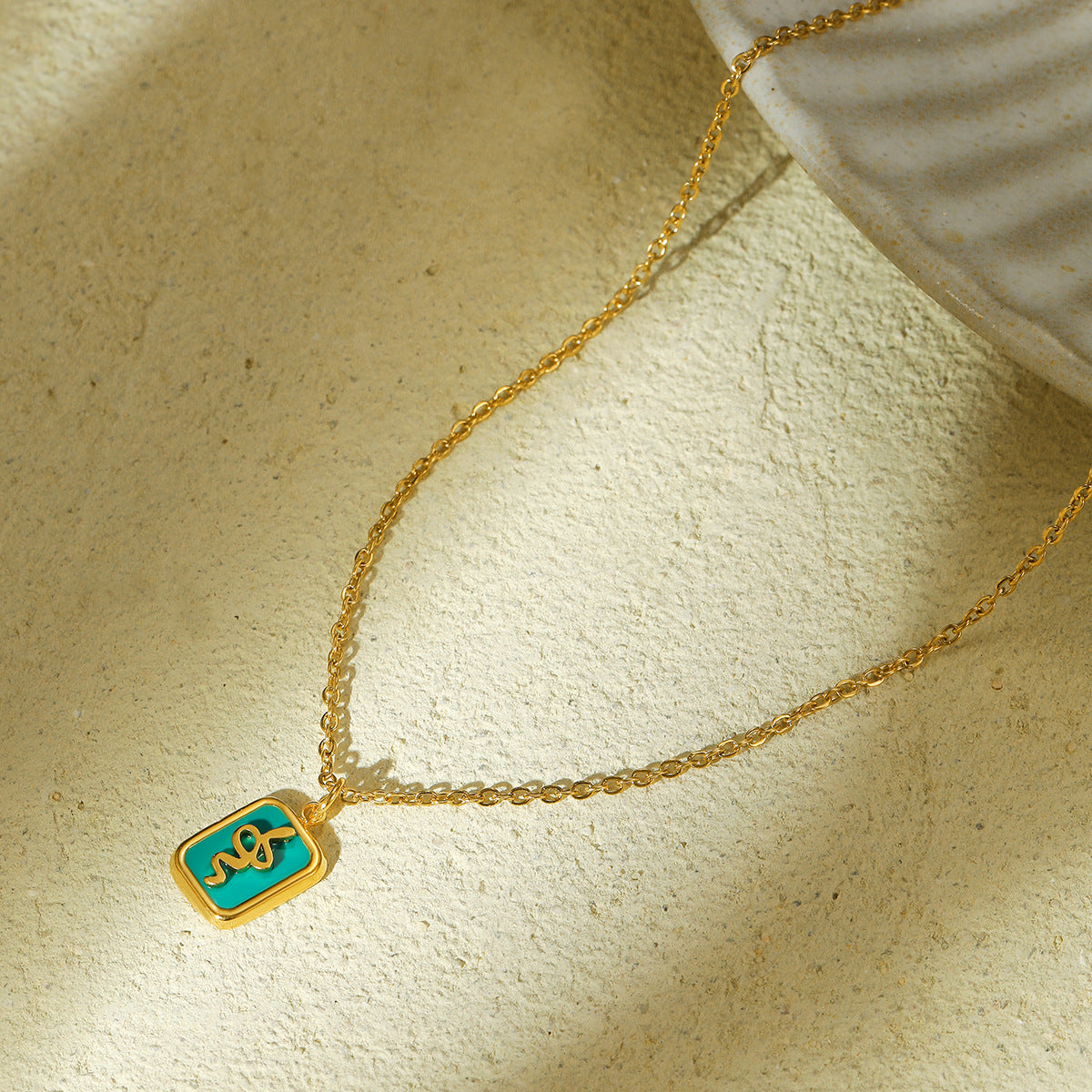 Collana minimalista a forma di serpente in acciaio al titanio con finitura placcata per donna