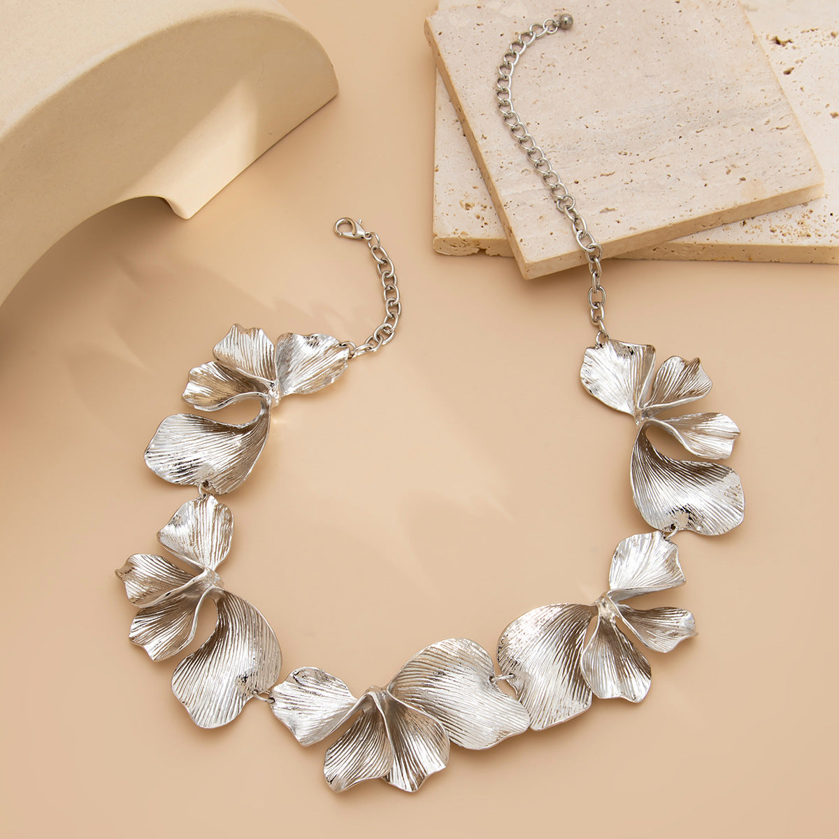 Collana Pendente Floreale Esagerata da Donna con Design a Petali in Lega 3D e Motivo Floreale Pieghettato Testurizzato