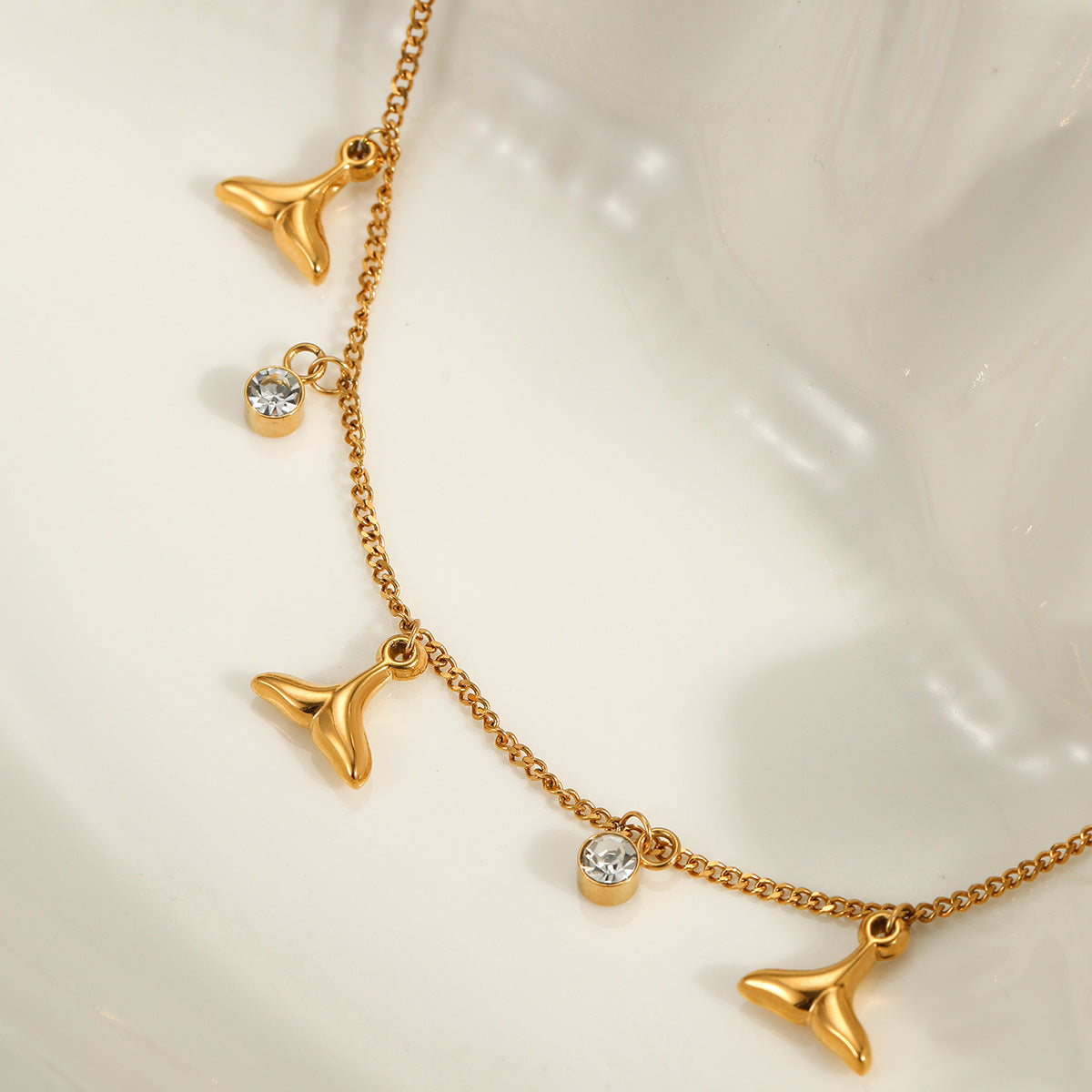 Elegante pulsera de acero de titanio geométrica con incrustaciones de diamantes de imitación, diseño inspirado en el océano para mujer