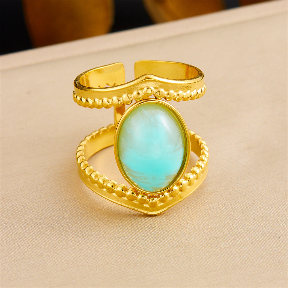 Anillo de acero inoxidable geométrico de estilo vintage con baño de oro de 18 quilates y detalle de corazón asimétrico para mujer