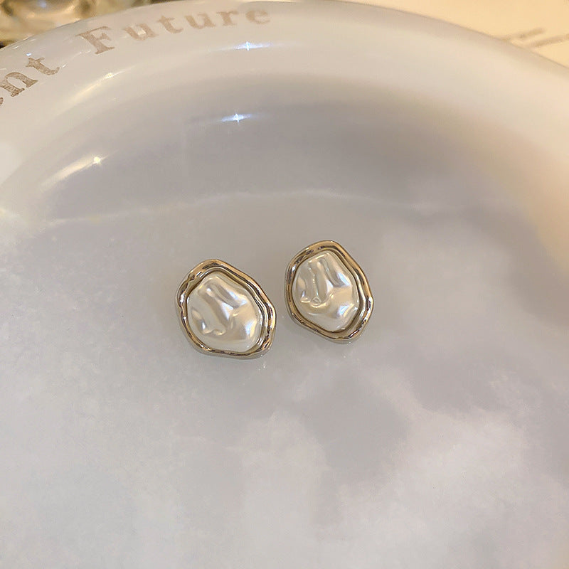 Elegantes pendientes florales de perlas con postes de plata chapados en oro para mujer